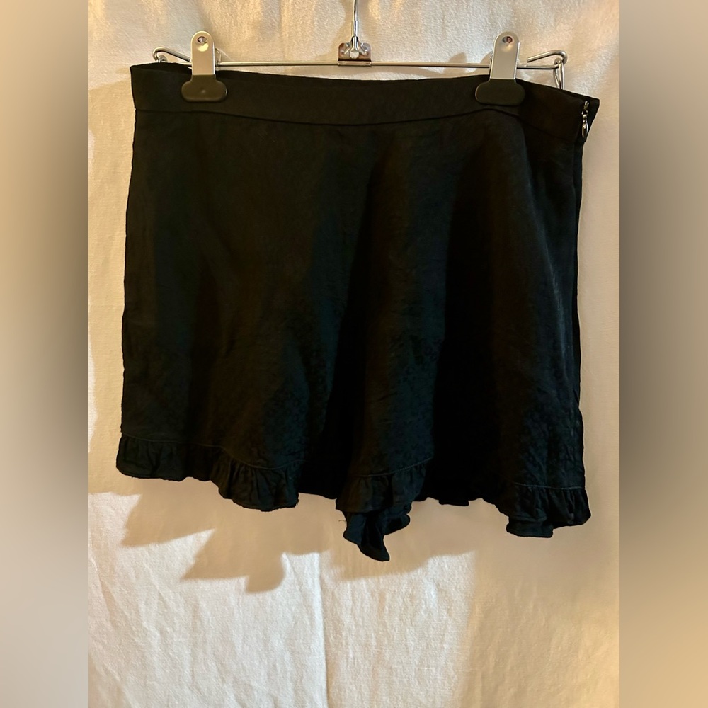 Zara Woman M Textured Black Mini Shorts Ruffle Hem Side Zip